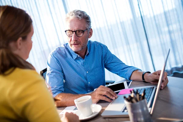 Två affärsmän interagerar — Stockfoto