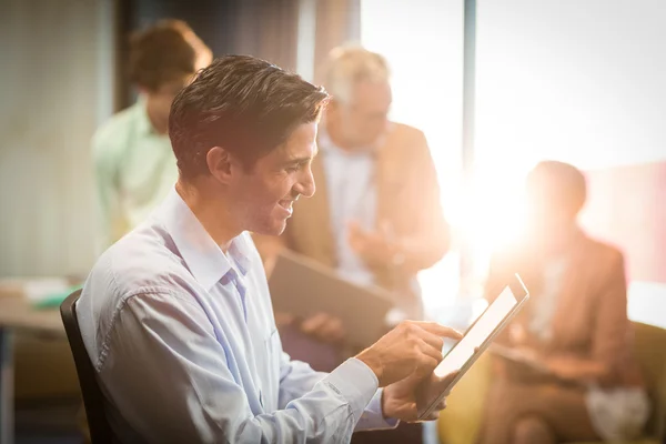 Empresário trabalhando em tablet digital — Fotografia de Stock