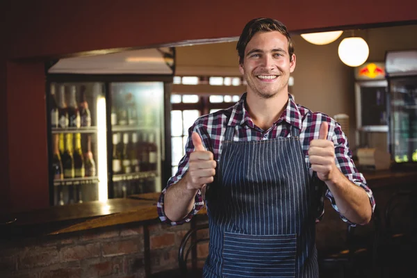 Cameriere sorridente con i pollici in su — Foto Stock