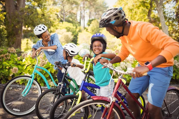 Famiglia felice facendo bicicletta — Foto Stock