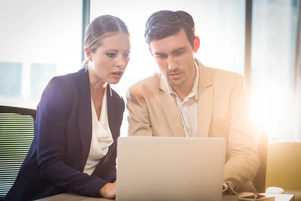 Zakenman en zakenvrouw interactie met behulp van laptop — Stockfoto