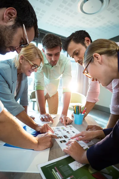 Mensen uit het bedrijfsleven bespreken over foto tijdens een vergadering — Stockfoto