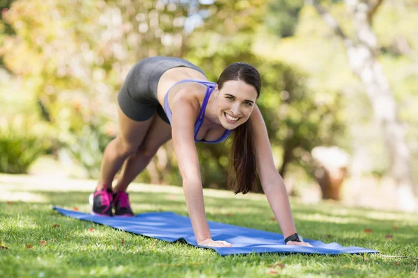 Porträtt av ung kvinna gör yoga — Stockfoto