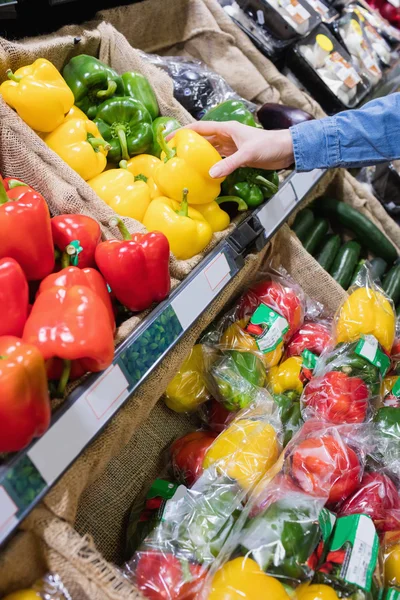Hand picking a pepper — Stock Photo, Image