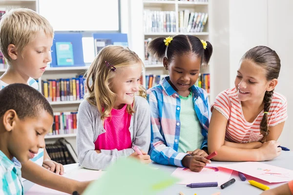 Niños interactuando entre sí en la biblioteca —  Fotos de Stock