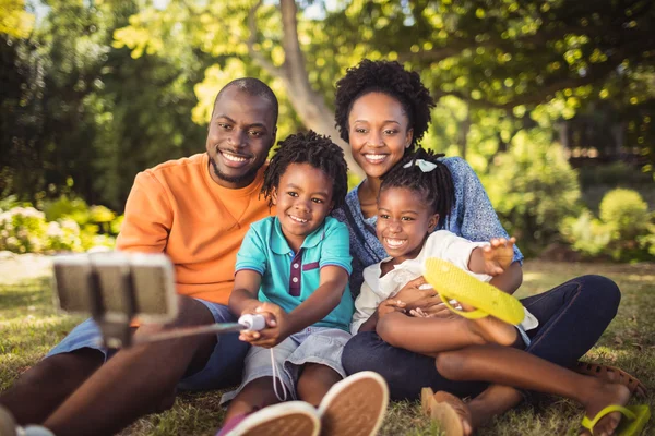 Lykkelig familie tar bilde – stockfoto