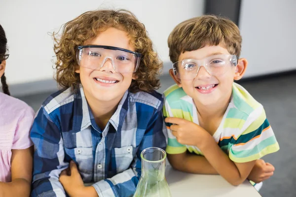 Retrato de niños en laboratorio —  Fotos de Stock