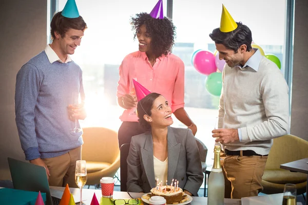 Les gens d'affaires célèbrent leur anniversaire — Photo