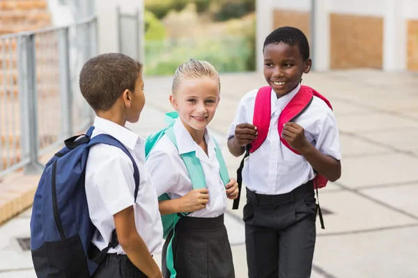 Niños de la escuela de pie en la terraza escolar — Foto de Stock