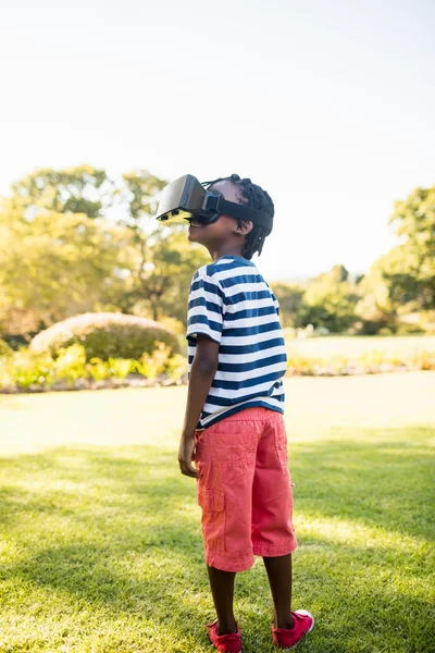 Niño feliz usando gafas 3d —  Fotos de Stock