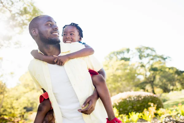 Famiglia felice in posa insieme — Foto Stock