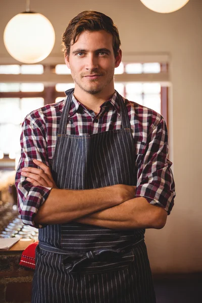 Porträtt av servitör står med armarna korsade — Stockfoto