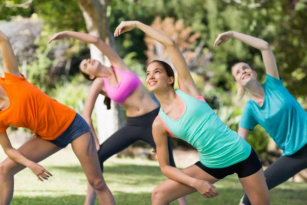 Vrouwen die yoga beoefenen — Stockfoto