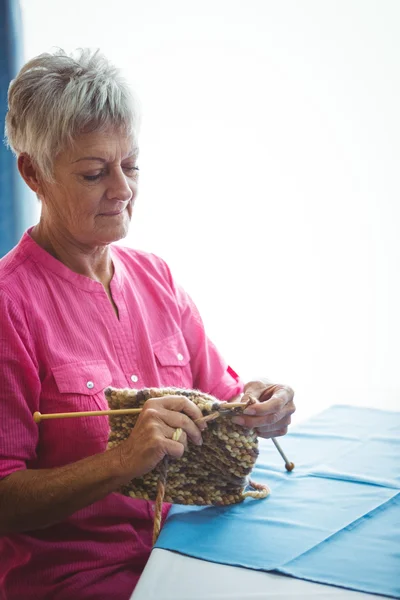 Gepensioneerde vrouw doen sommige breien — Stockfoto