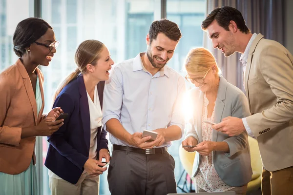 Gente de negocios interactuando usando teléfono móvil —  Fotos de Stock