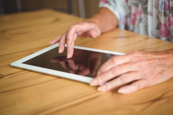 Oude persoon aanraken van een digitaal tablet — Stockfoto