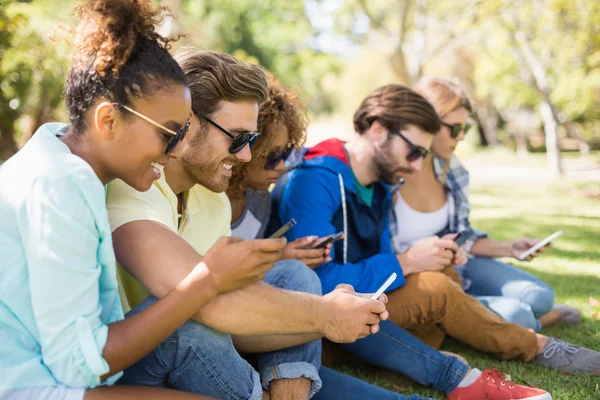 Groep vrienden met behulp van mobiele telefoon — Stockfoto