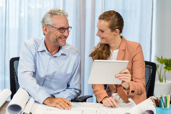 Affärskvinna och medarbetaren interagerar — Stockfoto