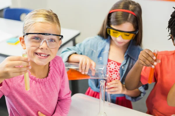Дети проводят химический эксперимент в лаборатории — стоковое фото