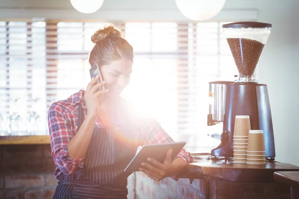 Servitrisen att göra ett telefonsamtal — Stockfoto