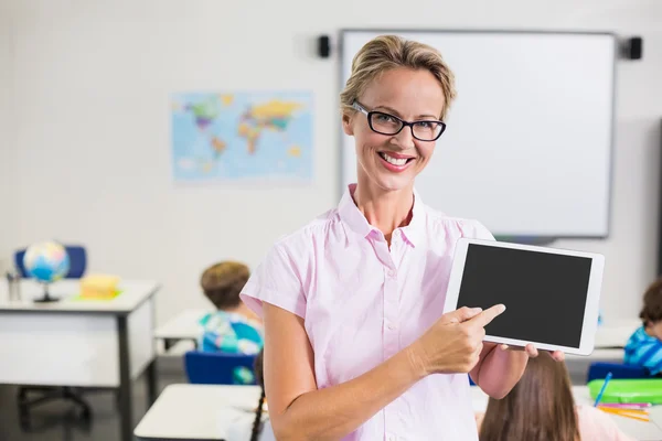 Porträtt av läraren pekar på den digitala tablett — Stockfoto
