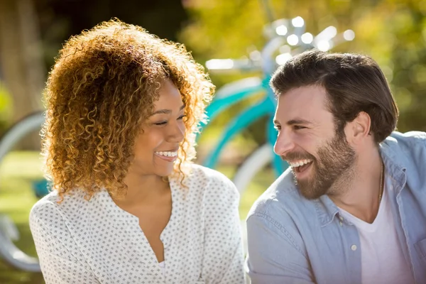 Paar lächelt im Park — Stockfoto