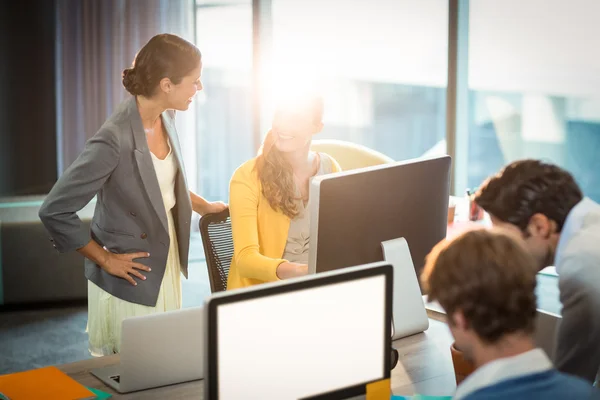 Gente de negocios trabajando en computadora — Foto de Stock