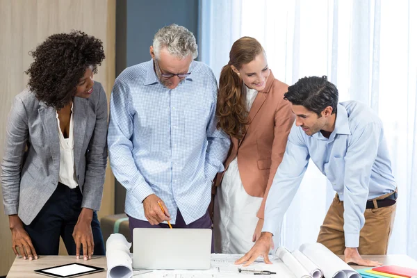 Affärskvinna och medarbetare diskuterar — Stockfoto