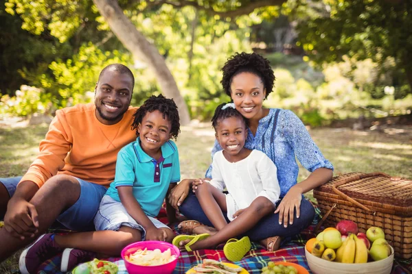 Familia feliz posando juntos —  Fotos de Stock