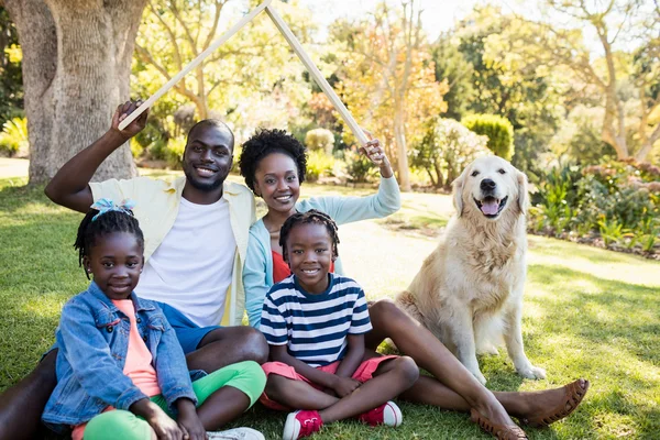 Glückliche Familie posiert zusammen — Stockfoto