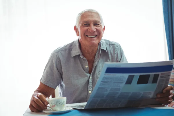 Hombre sonriente retirado mirando a la cámara — Foto de Stock