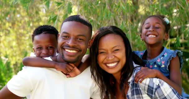 Parents tenant leurs enfants — Video