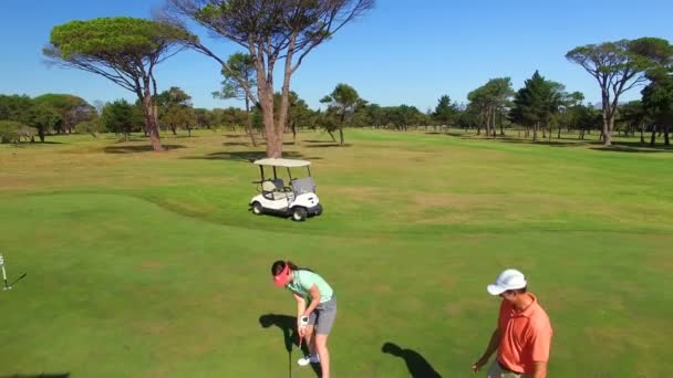 Feliz pareja de jugadores de golf dando cinco altos — Vídeo de stock