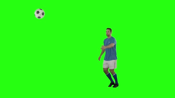 Voetballer schoppen van een voetbal — Stockvideo
