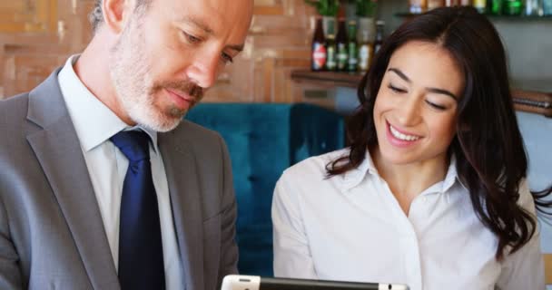 Mujer y hombre de negocios interactuando entre sí — Vídeo de stock