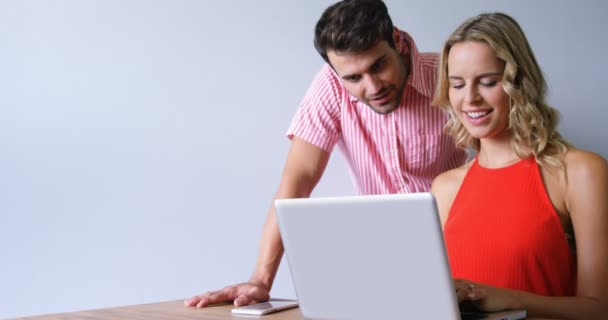 Χαμογελώντας χαριτωμένο ζευγάρι χρησιμοποιώντας φορητό υπολογιστή — Αρχείο Βίντεο