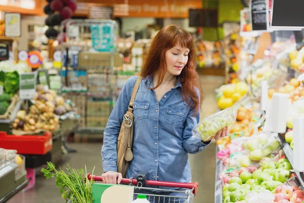 Cliente sosteniendo una caja de uvas — Foto de Stock