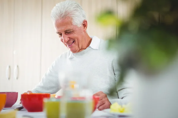 Senior mannen leende under lunch — Stockfoto