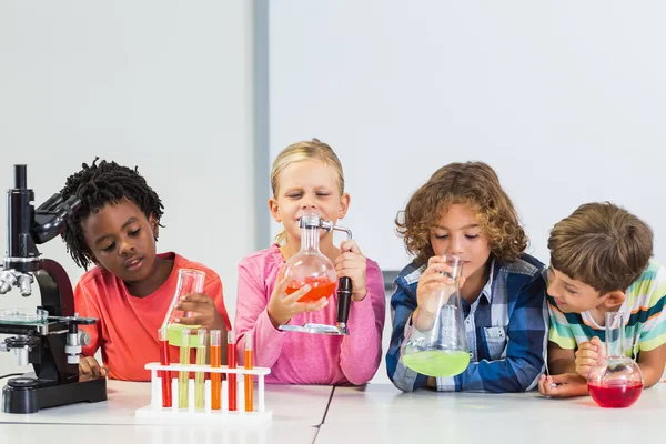 Дети проводят химический эксперимент в лаборатории — стоковое фото
