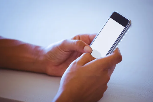 Vrouw met een smartphone — Stockfoto