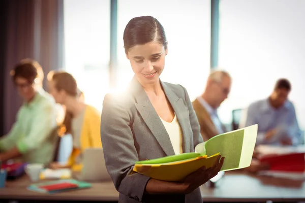 Geschäftsfrau schaut sich das Dokument an — Stockfoto