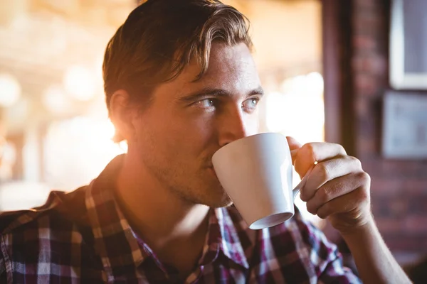 Man die een kop koffie drinkt — Stockfoto