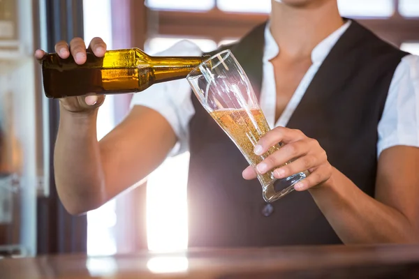 Serveerster voorbereiding van een biertje — Stockfoto