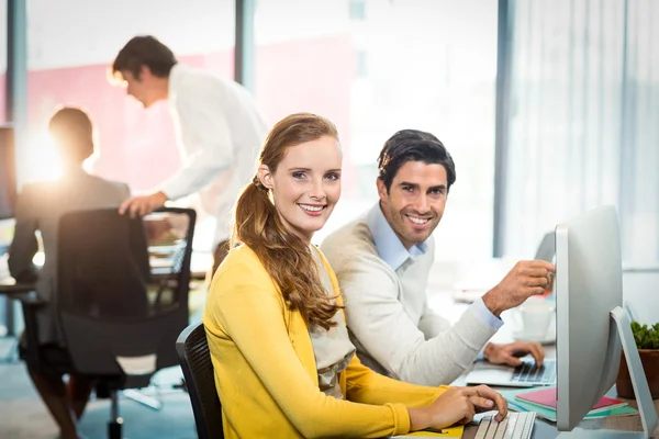 Porträt von Führungskräften, die an Laptop und Computer arbeiten — Stockfoto