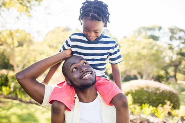 Familia feliz posando juntos — Foto de Stock