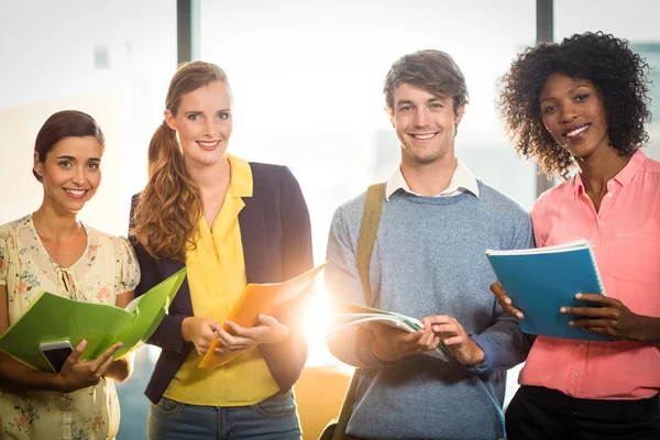 Business folk hålla filer — Stockfoto