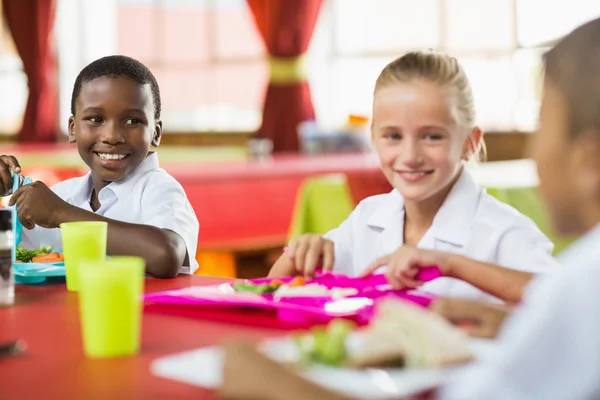 Bambini che pranzano durante la pausa — Foto Stock