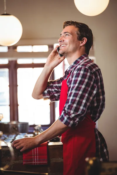 Servitören talar i mobiltelefon — Stockfoto