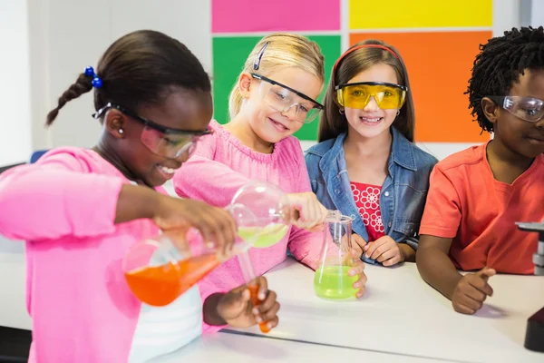 Crianças fazendo uma experiência química em laboratório — Fotografia de Stock