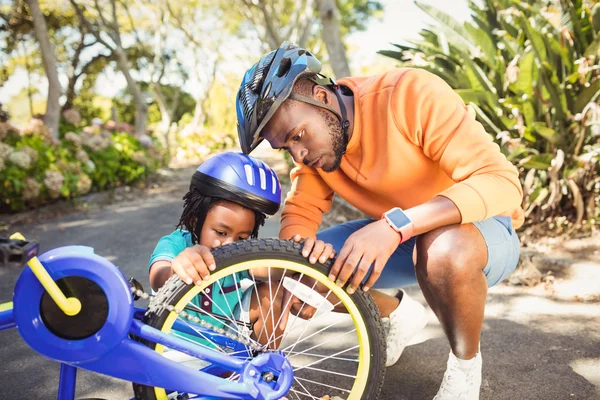 Riparazione di una bici in famiglia — Foto Stock